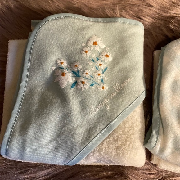 5/$25 3 Baby hooded bath towels - Picture 2 of 4